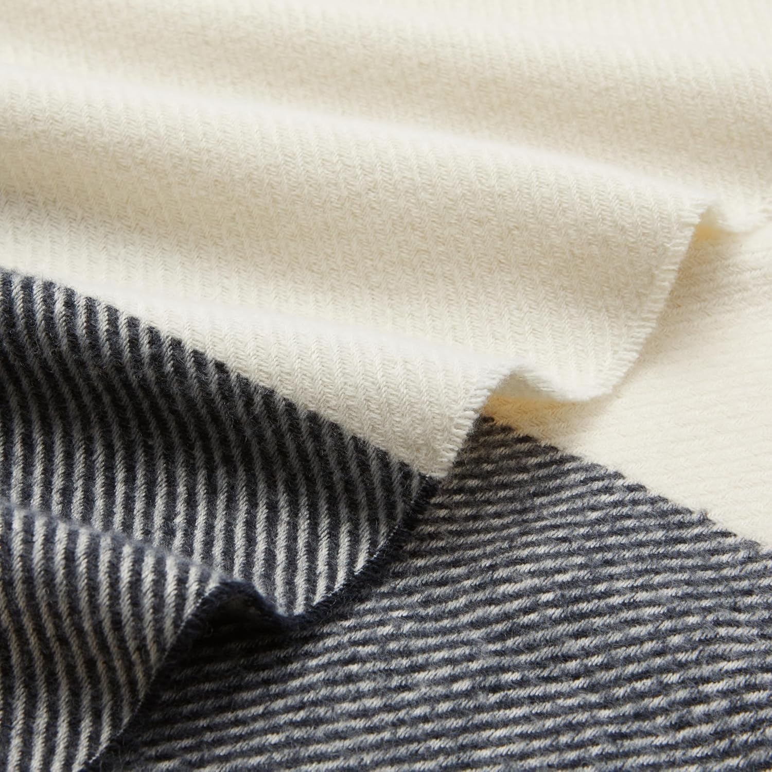 Amazon Basics Throw Blanket, ușor, poliester reciclat, cameră Decor Cosy Blanket, 127 X 152 Cm, alb fildeș cu model albastru Check Paturi si Cuverturi Besuche den Amazon Basics-Store