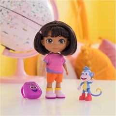 DORA - Poupée Best Friend - Taille 22 cm, avec cheveux coiffables, cartable et bottes de singe, connue de la populaire série télévisée, pour les enfants à partir de 3 ans