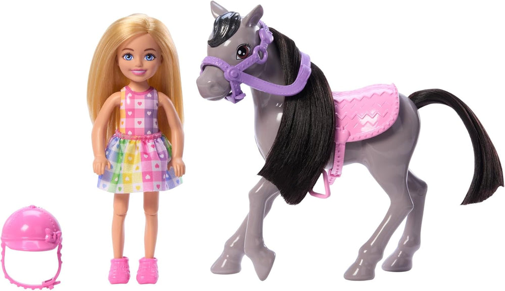 Poupée Barbie Chelsea and Ponies – Bouclez votre ceinture pour jouer et rouler en toute sécurité, selle et marches roses, comprend un casque et une jolie robe à carreaux, 3 ans et plus, HTK29