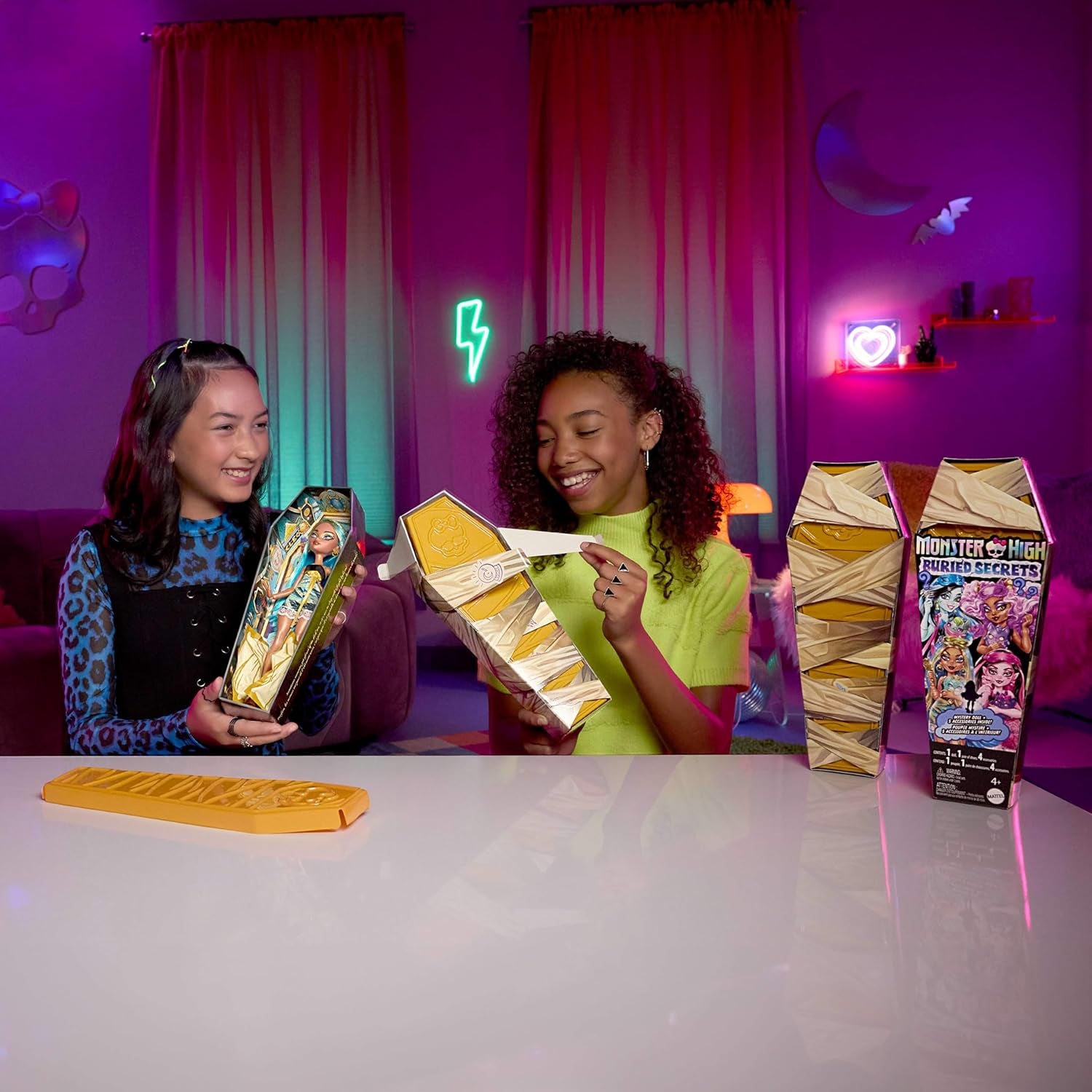 Poupées et accessoires Monster High Buried Secrets, thème Creepover douillet avec une poupée mystérieuse et 5 surprises au déballage (les chiffres peuvent varier), HYV64