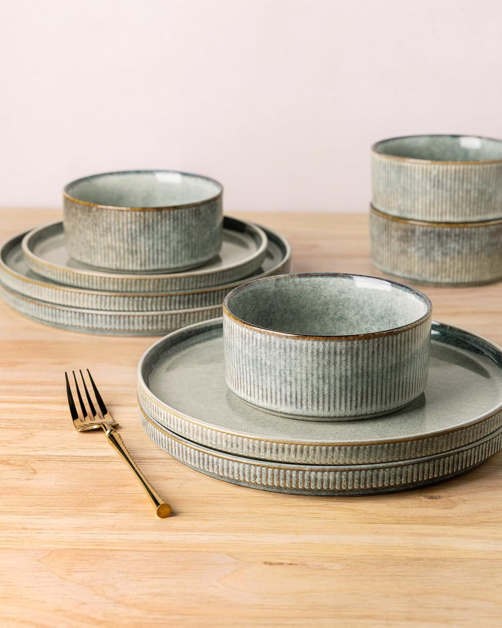 GBhome Service de Vaisselle en Céramique pour 6 Personnes 18 Pièces Service de Vaisselle en Porcelaine Fait Main à Glaçage Réactif Passe au Micro-Ondes et au Lave-Vaisselle Ensemble de Bols et Assiettes