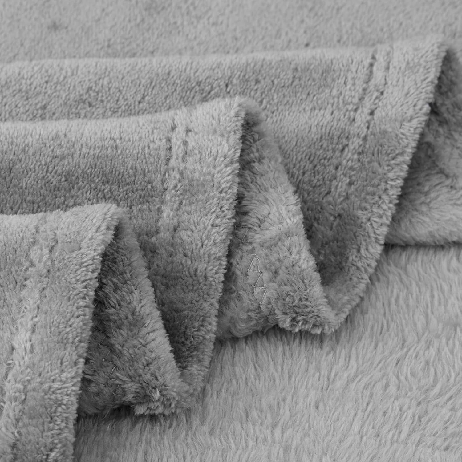 Aisbo Couverture douillette Couverture moelleuse Gris - Couverture polaire 150 x 200 cm XL Couverture de canapé chaude, couverture de vie confortable gris clair douce comme couverture de salon Couverture de canapé pour lits et couvertures d'hiver Besuche den Aisbo-Store