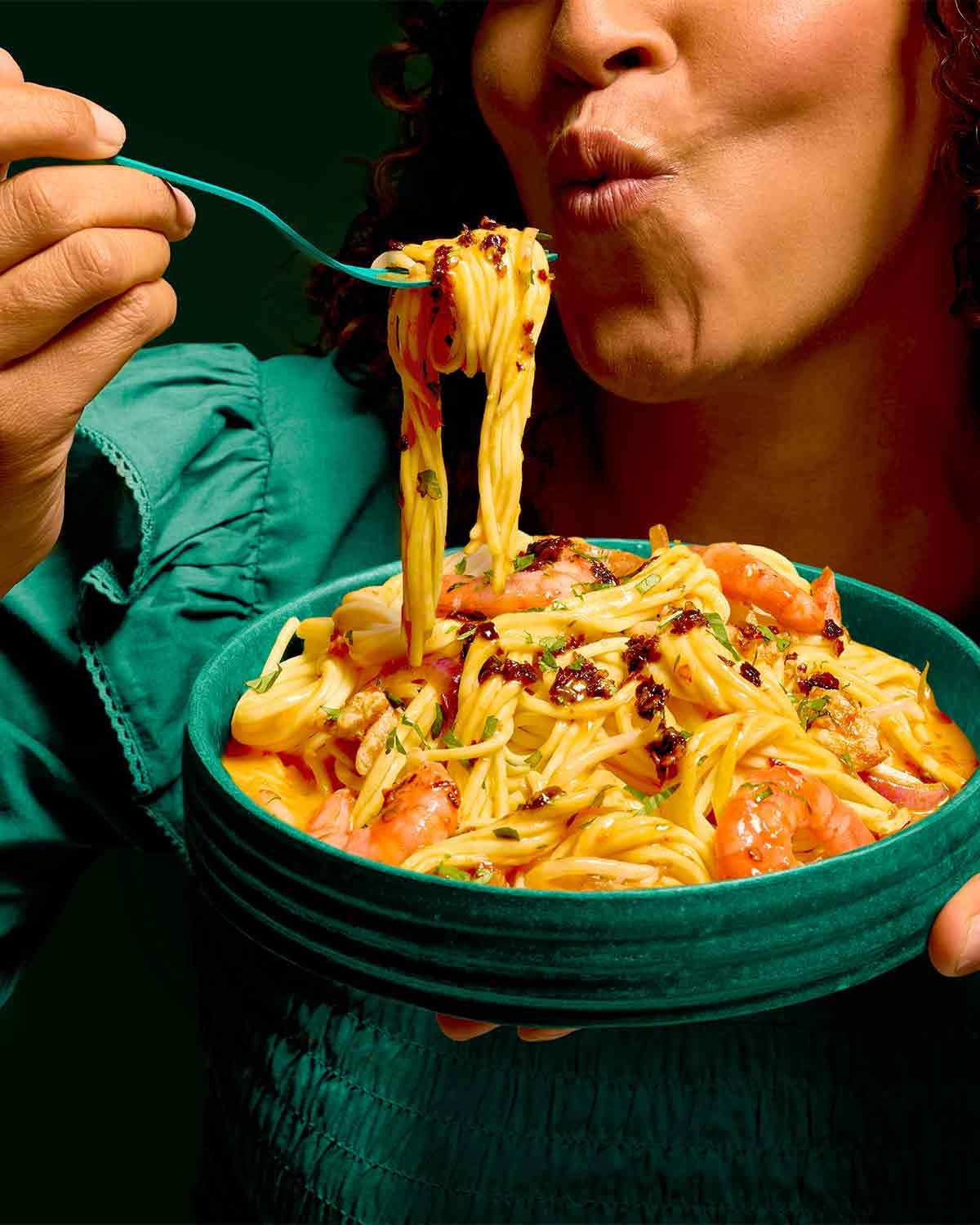 LEE KUM KEE Egg Noodles - Nouilles asiatiques aux œufs, les classiques des plats au wok et des soupes, nouilles semi-sèches, prêtes en 3 minutes, deux portions par paquet, multipack de 6 x 180 g