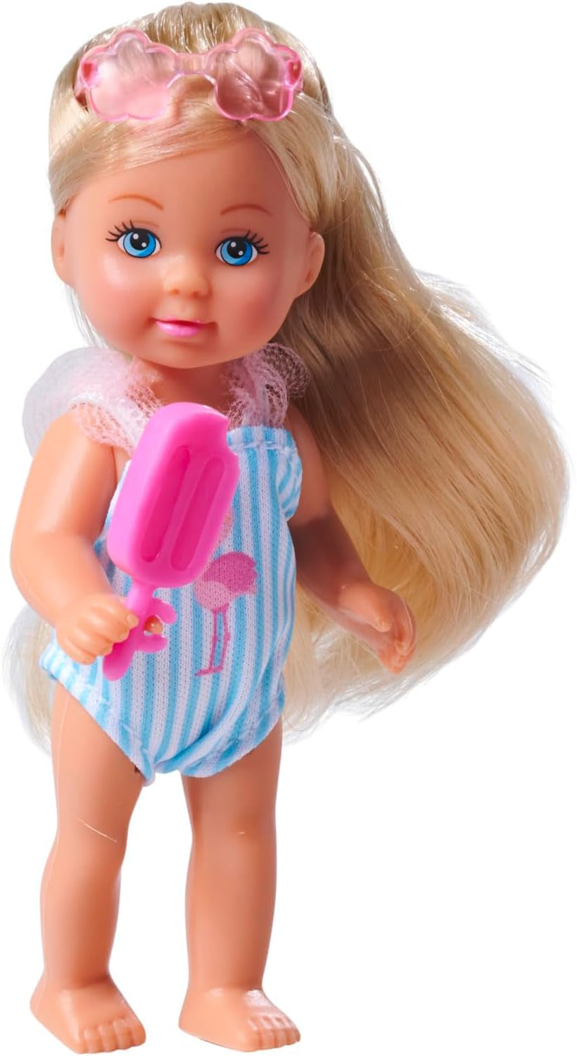Simba Evi Love Travel, 2 modèles assortis, UN seul article sera livré, poupée dans une valise à roulettes, porte un maillot de bain à volants, comprend des lunettes de soleil et de la glace, 12 cm, à partir de 3 ans