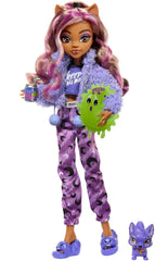 MONSTER HIGH Puppe und Sleepover Zubehör, Clawdeen Wolf Puppe mit Pet Cat Crescent, Creepover Party, HKY67