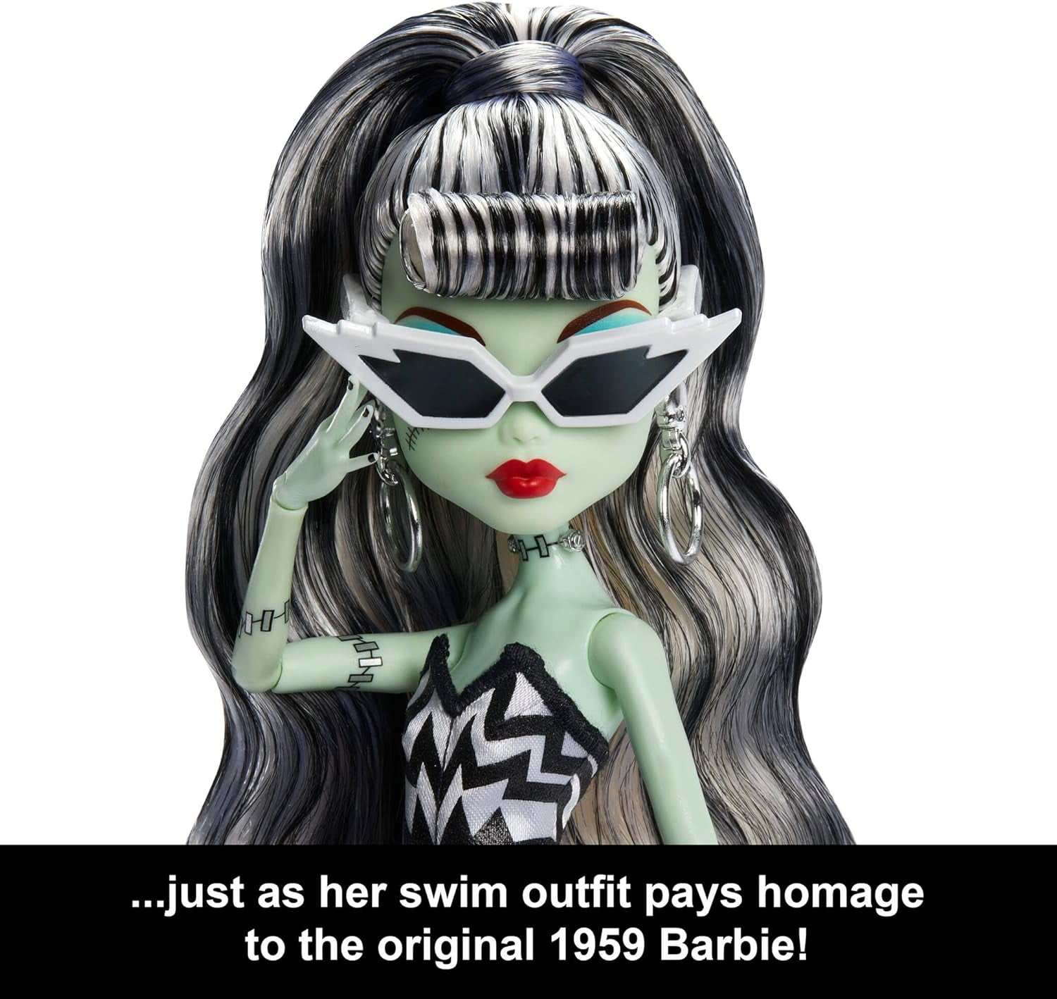 Poupée Monster High x Barbie Frankie Stein avec maillot de bain original inspiré de Barbie et solo dans la robe de soirée noire Spotlight, accessoires, JHK28