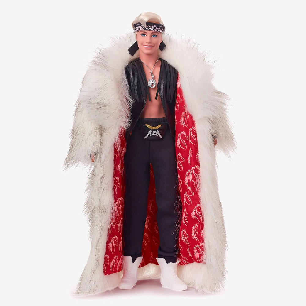 Poupée Ken de collection Barbie le film portant un grand manteau en fausse fourrure et un gilet à franges noir avec bandana, HRF31