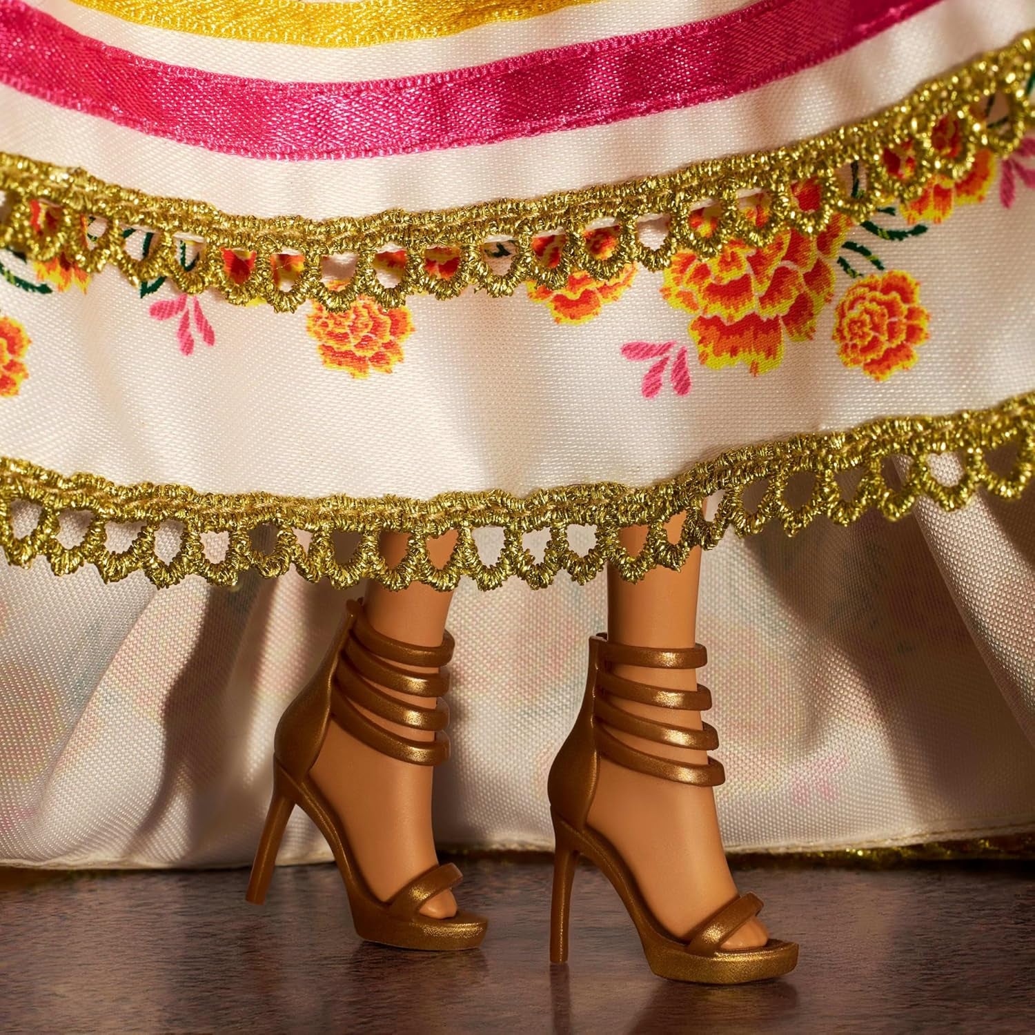 Barbie Signature Day of the Dead 2025 - Figurine de collection en robe crème avec volants, soucis et nœuds, couronne de fleurs dans les cheveux et peinture pour le visage Calavera, JBJ05