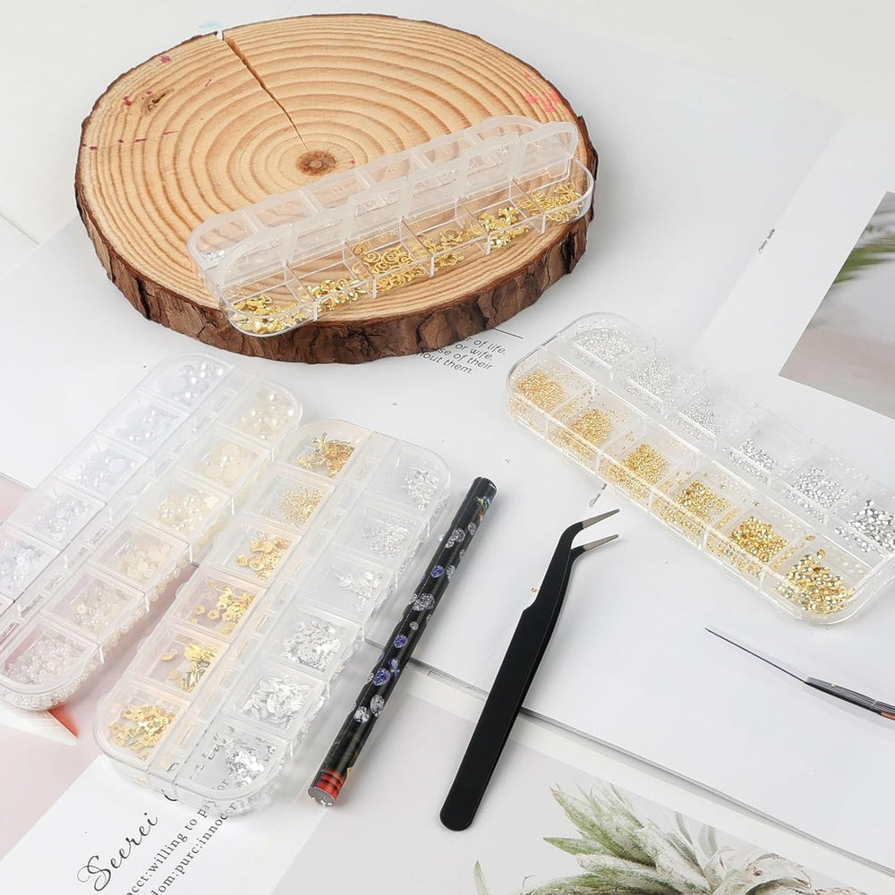 Coffret de 4 porte-clés à ongles – 48 types de porte-clés à ongles 3D dorés et argentés (papillons, fleurs, perles, etc.) + pince à épiler et stylo – pour ongles en gel et acrylique DIY | Idéal pour le salon de manucure et la maison