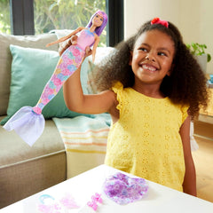 Barbie 3-in-1 Fantasie Puppe, Spielset mit 8 Accessoires inklusive Meerjungfrauen-Schwanzflosse, Feenflügen, königlichen Ketten, Schuhen un vielem mehr für über 10 Verschiedene Looks, JCP74