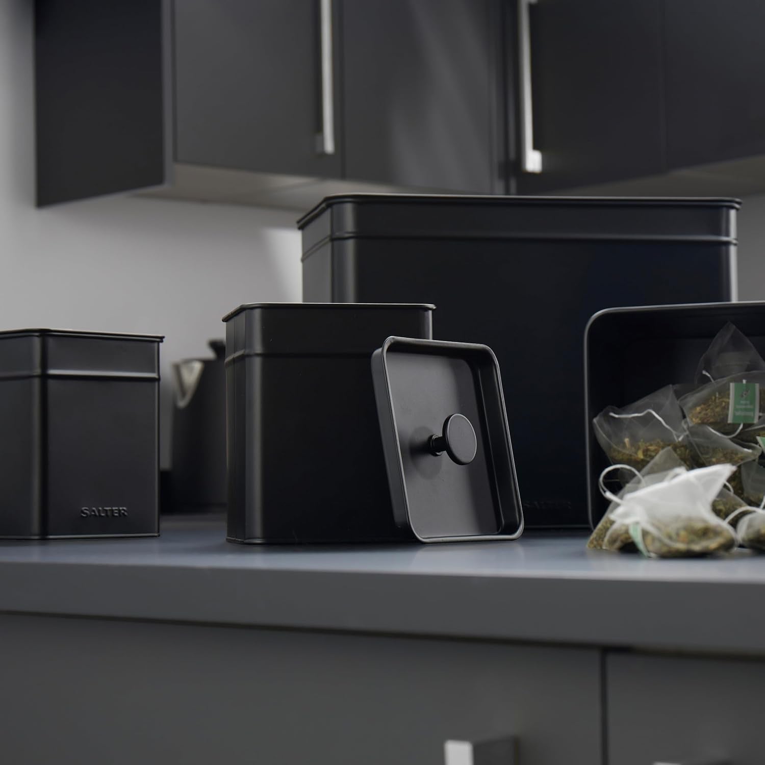 Salter BW12614EU7 Kuro Boîte de Rangement - 4 Récipients de Cuisine Pain/Thé/Café/Sucre Boîtes de Rangement Carrées Facile à Nettoyer Garder Les Aliments Frais Noir Boîtes de Rangement des Aliments Naty Shop