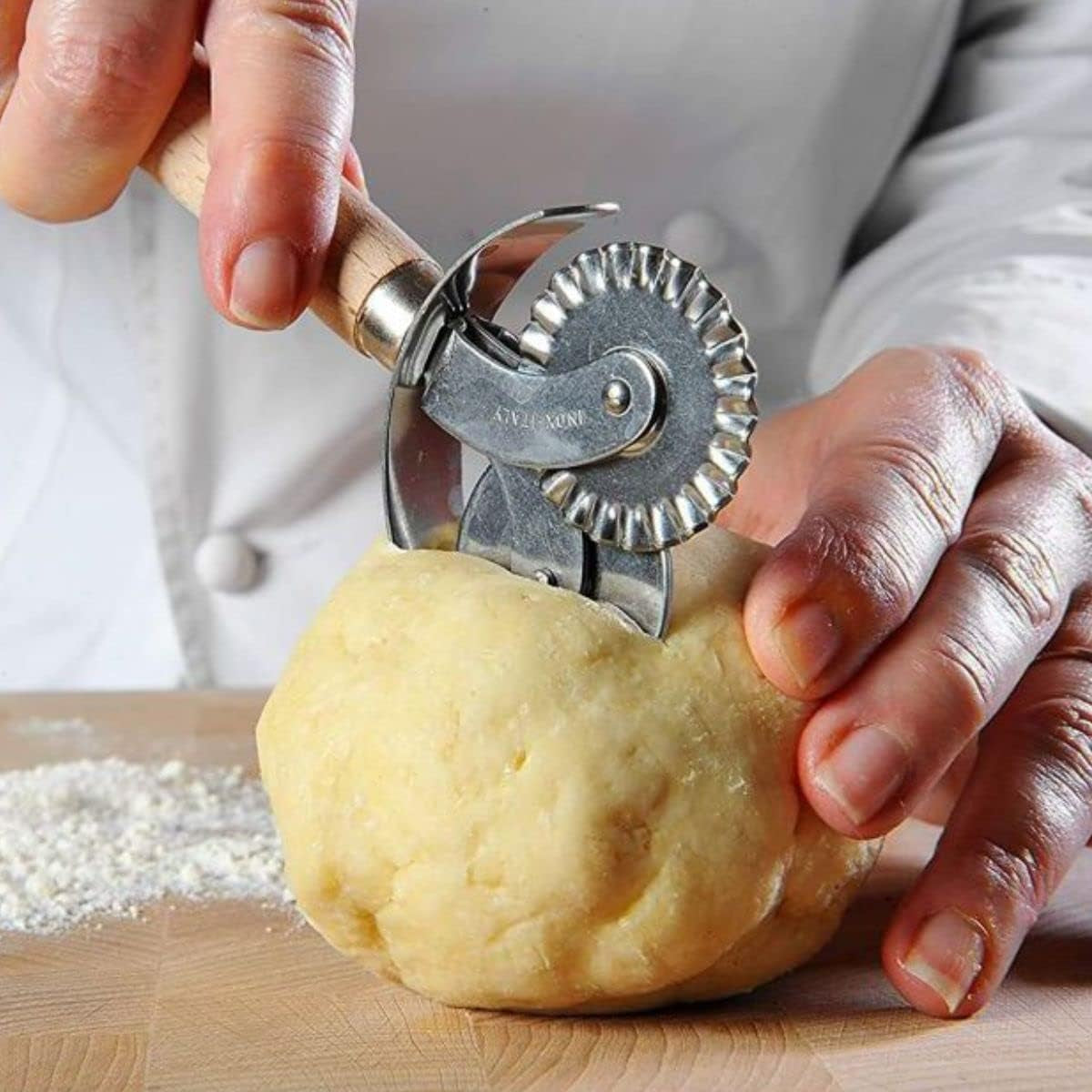 Fackelmann 40917 Rouleau à Pâtisserie, Roue à Ravioli en Acier Inoxydable pour Raviolis, Double Pointe, Acier Inoxydable, Bois, 16 cm