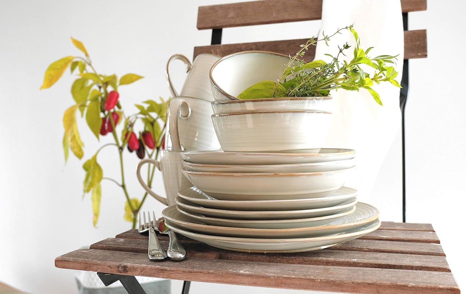 MÄSER 931371 Nottingham Vintage Series Service de table pour 4 personnes, service de table 8 pièces, assiettes plates et assiettes plates, rond irrégulier look rétro, grès, beige