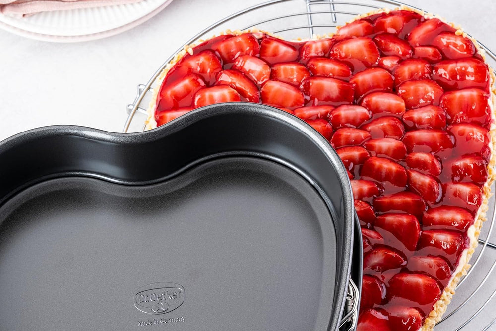 Dr. Oetker Moule à gâteau en forme de cœur avec fond antiadhésif Moule à gâteau à fond plat de 25 cm Plaque de cuisson en acier antiadhésif en forme de cœur avec revêtement antiadhésif Quantité : 1 pièce 1479 Noir