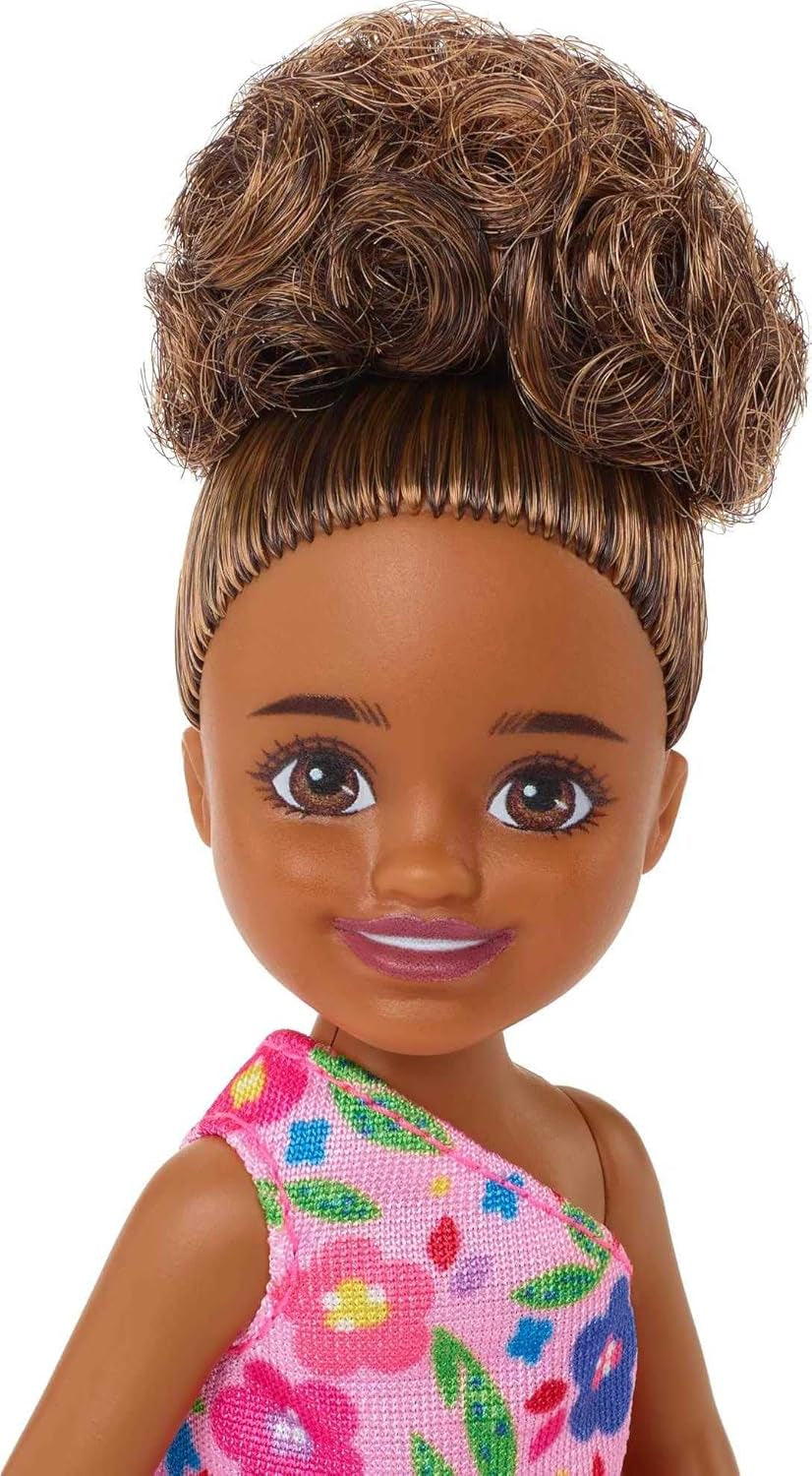 Barbie Chelsea Club – HGT07 – Poupée Articulée Fille Métisse Fleur Rose 15 cm