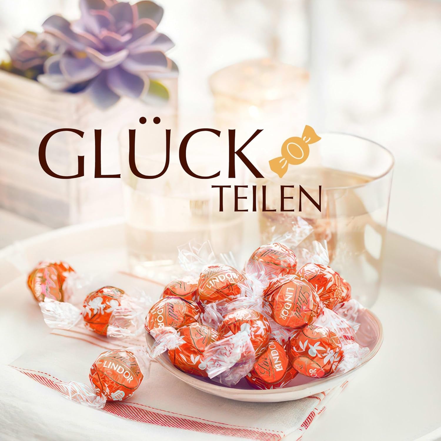 Lindt LINDOR Boules de chocolat rouge orange | Sac refermable de 1 kg | env. 80 bonbons au chocolat fourrés fondants | Colis en vrac, cadeau chocolat