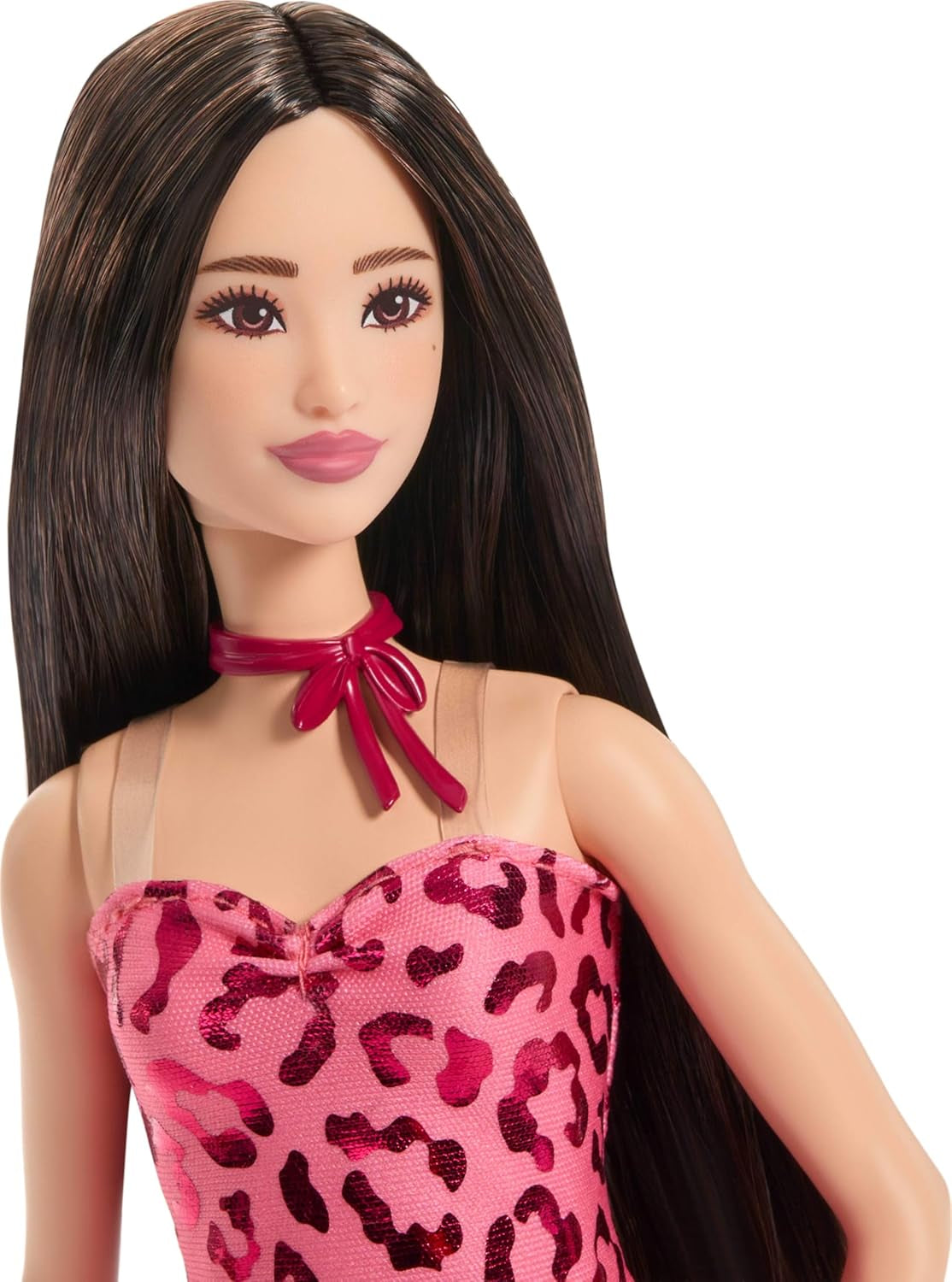 Poupée Barbie Fashionistas no. 246 dans une robe bustier rose à imprimé léopard avec des cheveux noirs et des accessoires comme un collier à nœud et des bottes, JJN59