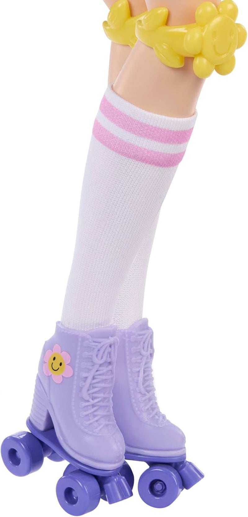 Dream Besties Poupée Barbie et accessoires, poupée Barbie Renee tendance avec patinage à roulettes et cheveux noirs, 12 accessoires thématiques avec vidéos et nourriture, JFX99