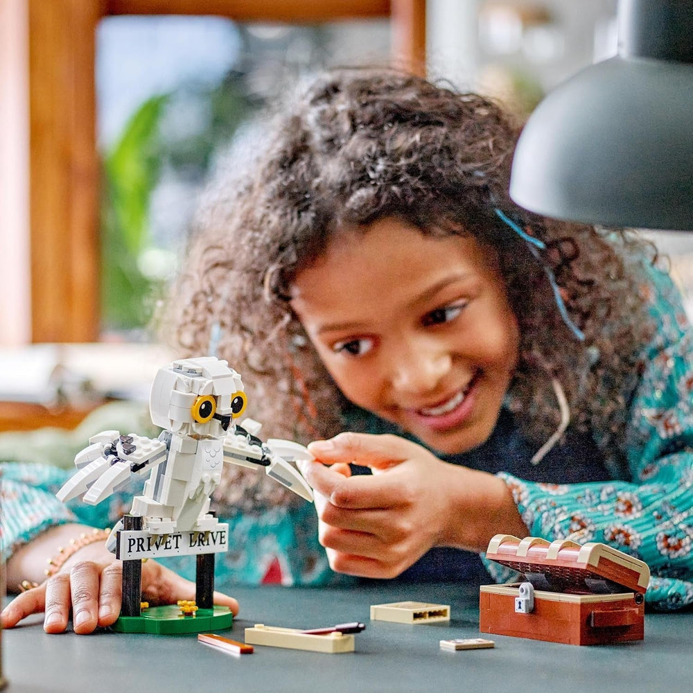LEGO Harry Potter Hedwige à Privet Drive 4 Ensemble de hibou pour enfants, figurine d'animal à construire avec valise de Poudlard, petit cadeau pour les garçons, les filles et tous les fans à partir de 7 ans 76425 Jeux de construction Besuche den LEGO-Store