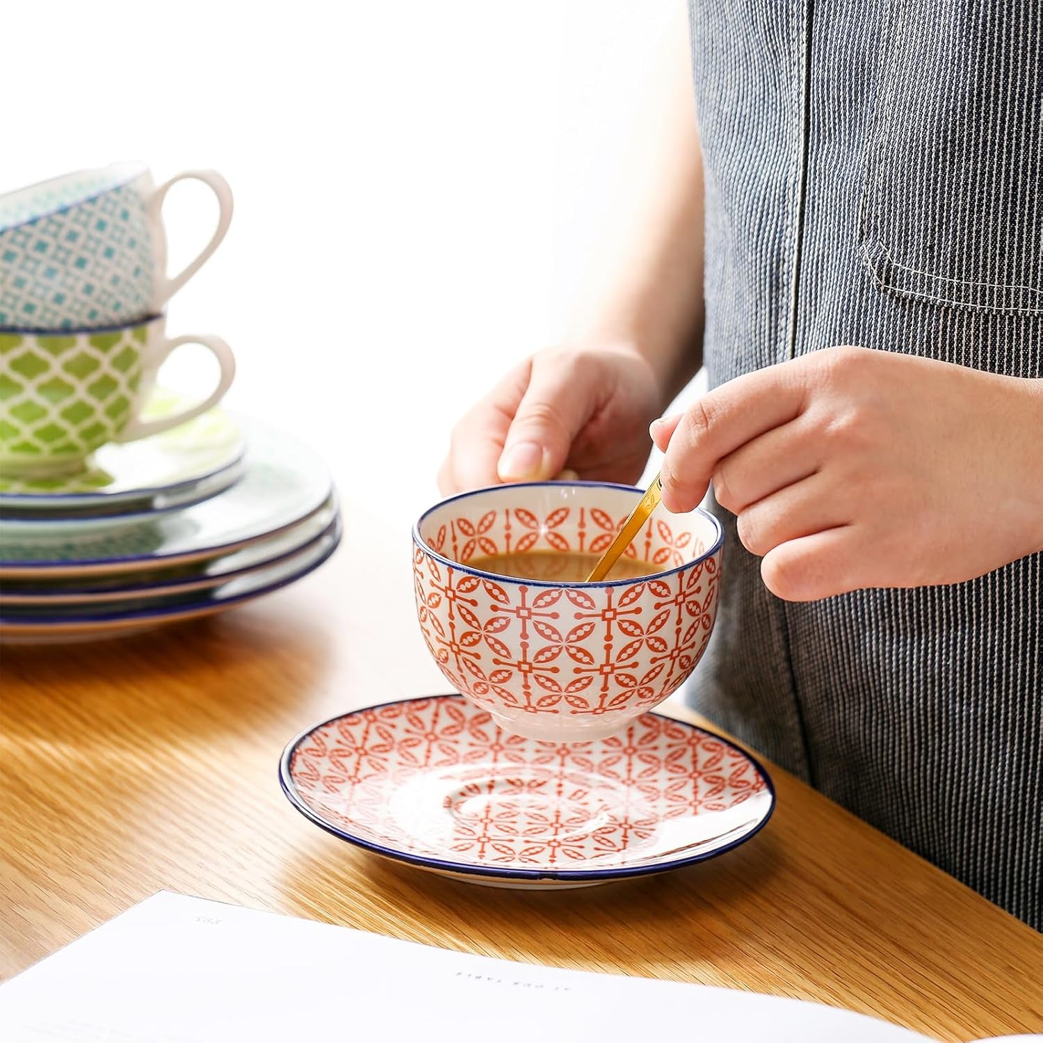 Vancasso Macaron Service à café en porcelaine, service à café coloré 12 pièces pour 4 à 12 personnes, ensemble de tasses, comprend des tasses à café, des soucoupes et des assiettes à dessert