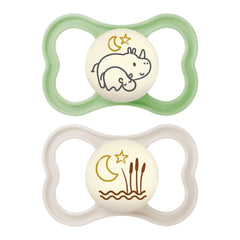 Sucette MAM Air Night 6-16 mois (paquet de 2) Sucette MAM 6-16 mois, brille dans le noir pour les peaux sensibles, accessoire pour bébé, paquet de 2 avec tétine en silicone et porte-tétine, neutre/vert