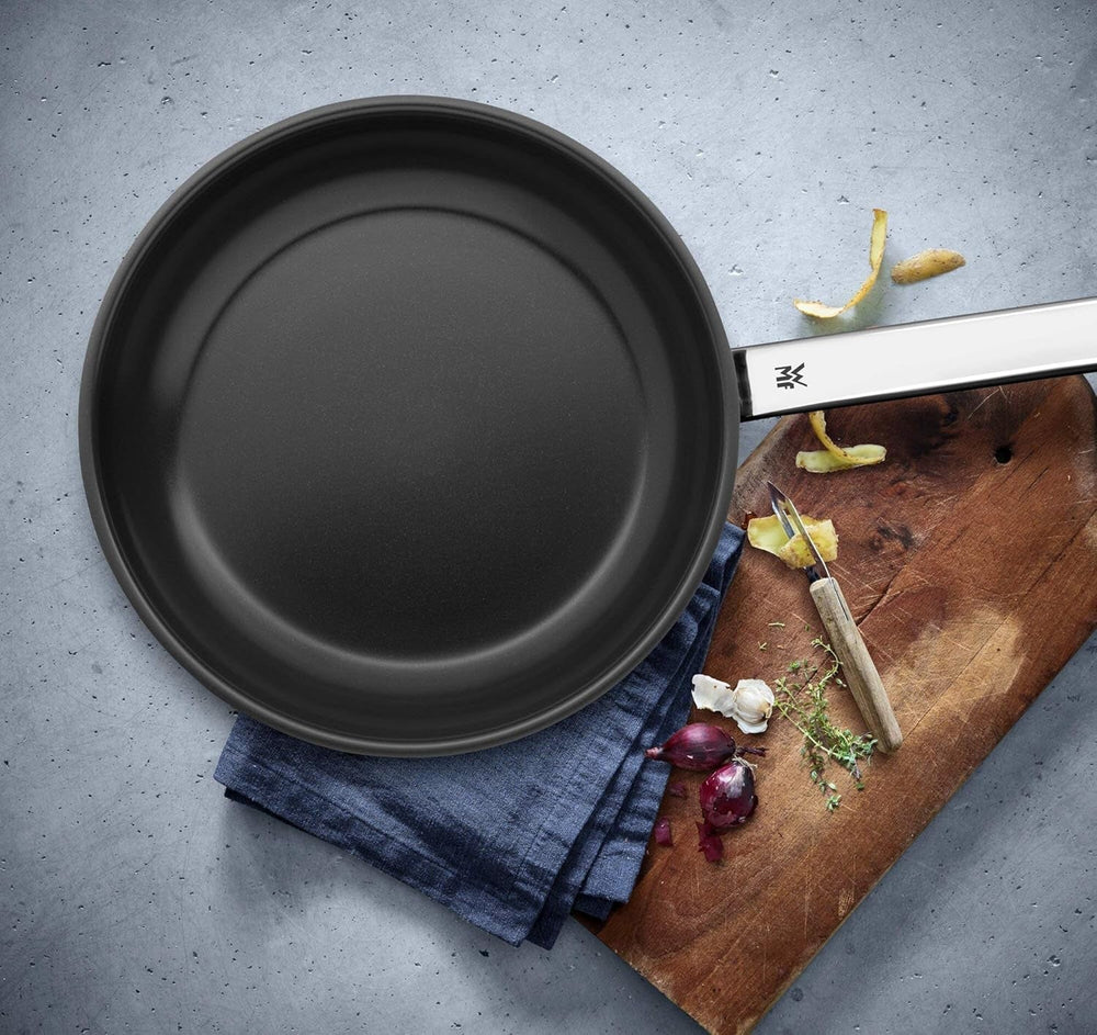 WMF Durado Bratpfanne Induktion 28 cm, Cromargan Edelstahl Beschichtet, Keramikbeschichtung, Backofenfest Naty Shop