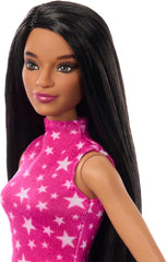 Poupée Barbie Fashionistas no. 215 avec cheveux noirs raides, chemisier rose imprimé étoiles et jupe irisée, poupée mannequin de collection 65e anniversaire, HRH13