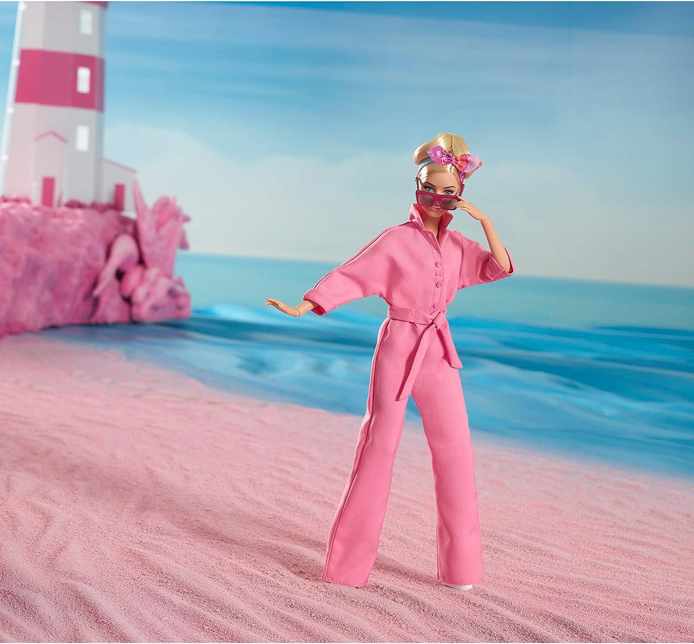BARBIE LE FILM Margot Robbie - Poupée avec combinaison Kaugummi-Rosa, Messy Updo, Sonnenbrille, Kopftuch, Wedge-Sneakers, Sammlerverpackung, pour enfants à partir de 3 ans, HRF29