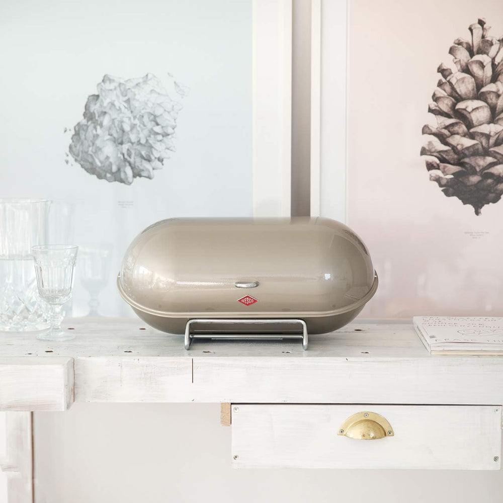 WESCO Breadboy Boîte à pain avec couvercle à charnière sans hochet, rouge, tôle d'acier enduite de poudre, trous d'aération et poignée robuste Boîtes de conservation des aliments Naty Shop