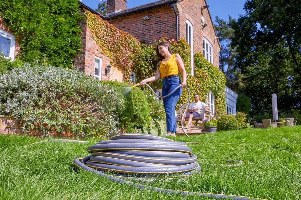 Tuyau HOZELOCK - Ultramax 12,5 mm x 30 m, jusqu'à 70 % de PVC recyclé, robuste, résistant aux intempéries, anti-torsion, résistant à la flexion et à l'écrasement, gris