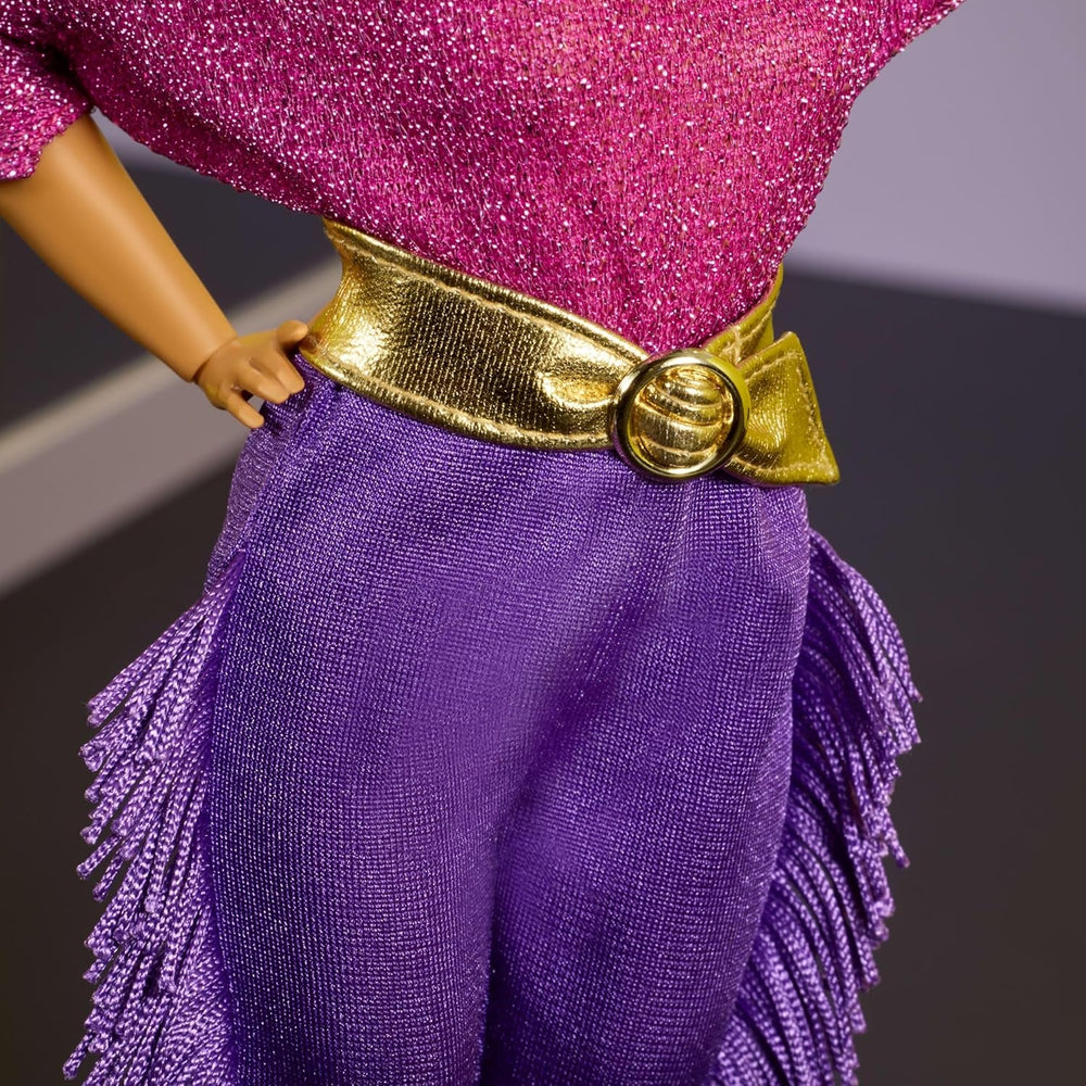 Barbie Signature Puppe, Debbie Allen Tribute Collection Bewegliche Puppe mit schulterfreiem Oberteil, goldenem Gürtel und violetten Fransenhosen mit Stulpen, JBJ24