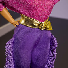 Barbie Signature Debbie Allen Tribute Collection Poupée en haut à épaules dénudées, ceinture dorée et pantalon et leggings à franges violets, JBJ24