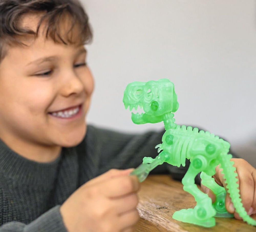 Moses. Dino Bausatz Glow in-The Dark - leuchtender Dino-Bausatz mit Werkzeugen, 21 Teile inkl. Anleitung, T-Rex zum Zusammenbauen, DIY-Spielzeug für Kinder ab 6 Jahren