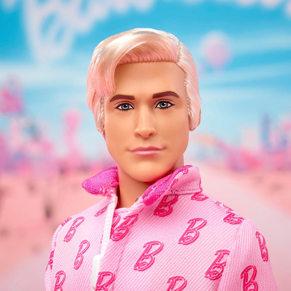 Barbie Le Film - Ken-Sammelpuppe, Ryan Gosling dans le rôle de Ken dans une combinaison rose avec impression "B", baskets blanches et bottes Inlineskates, JCP80