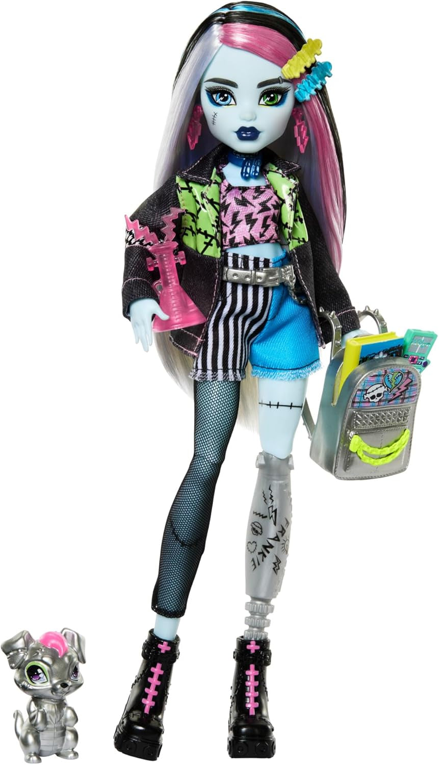 Poupée Monster High Frankie Stein en veste en jean et short, comprend également son chiot Watzie et des accessoires tels qu'un sac à dos, une collation et un cahier, HXH73