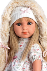 Llorens 1053541 Elena cheveux blonds yeux bleus poupée au corps doux comprenant une tenue de mode avec un manteau à capuche 35 cm