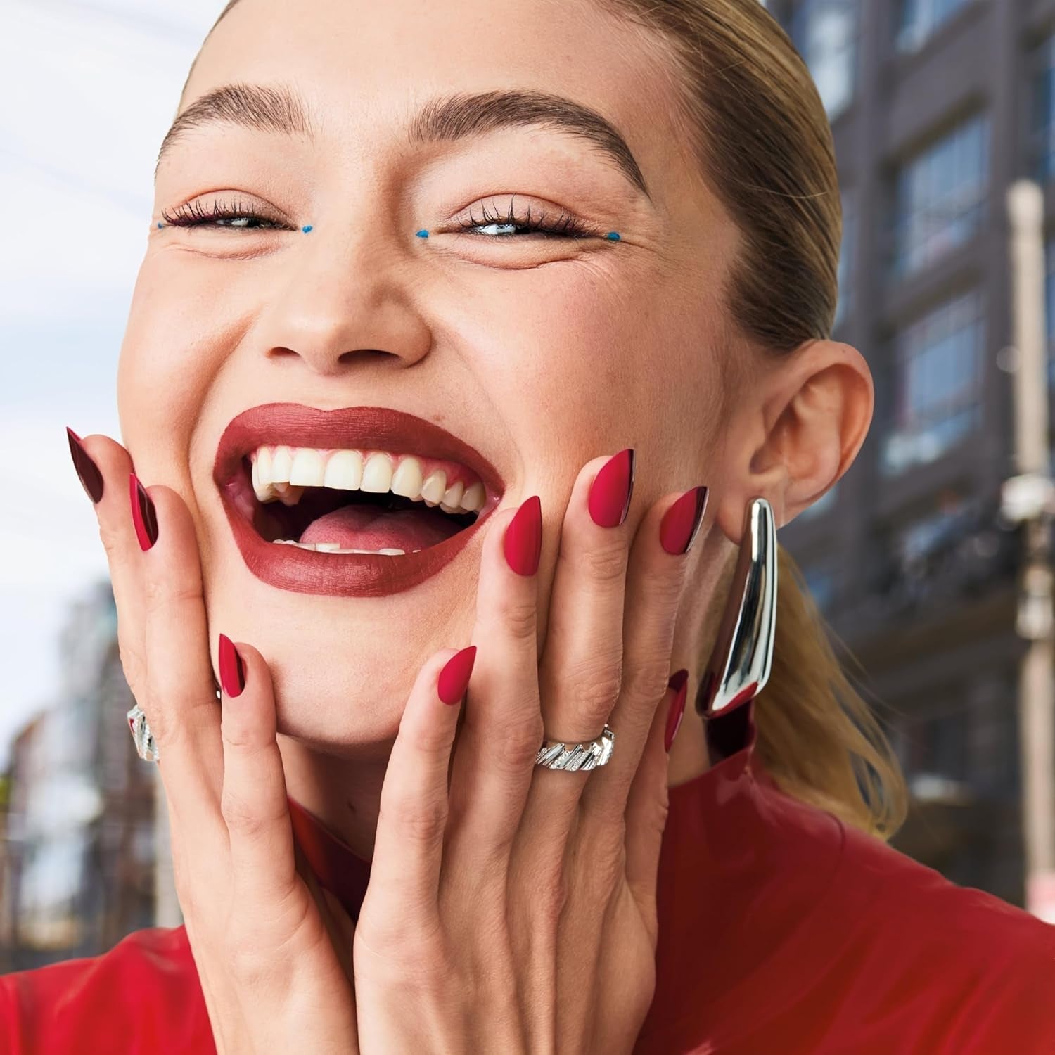 Oja Maybelline New York Super Stay Ink Bonder 006 Deep Red – ojă de lungă durată pentru unghii puternice și culoare intensă, 12,3 ml