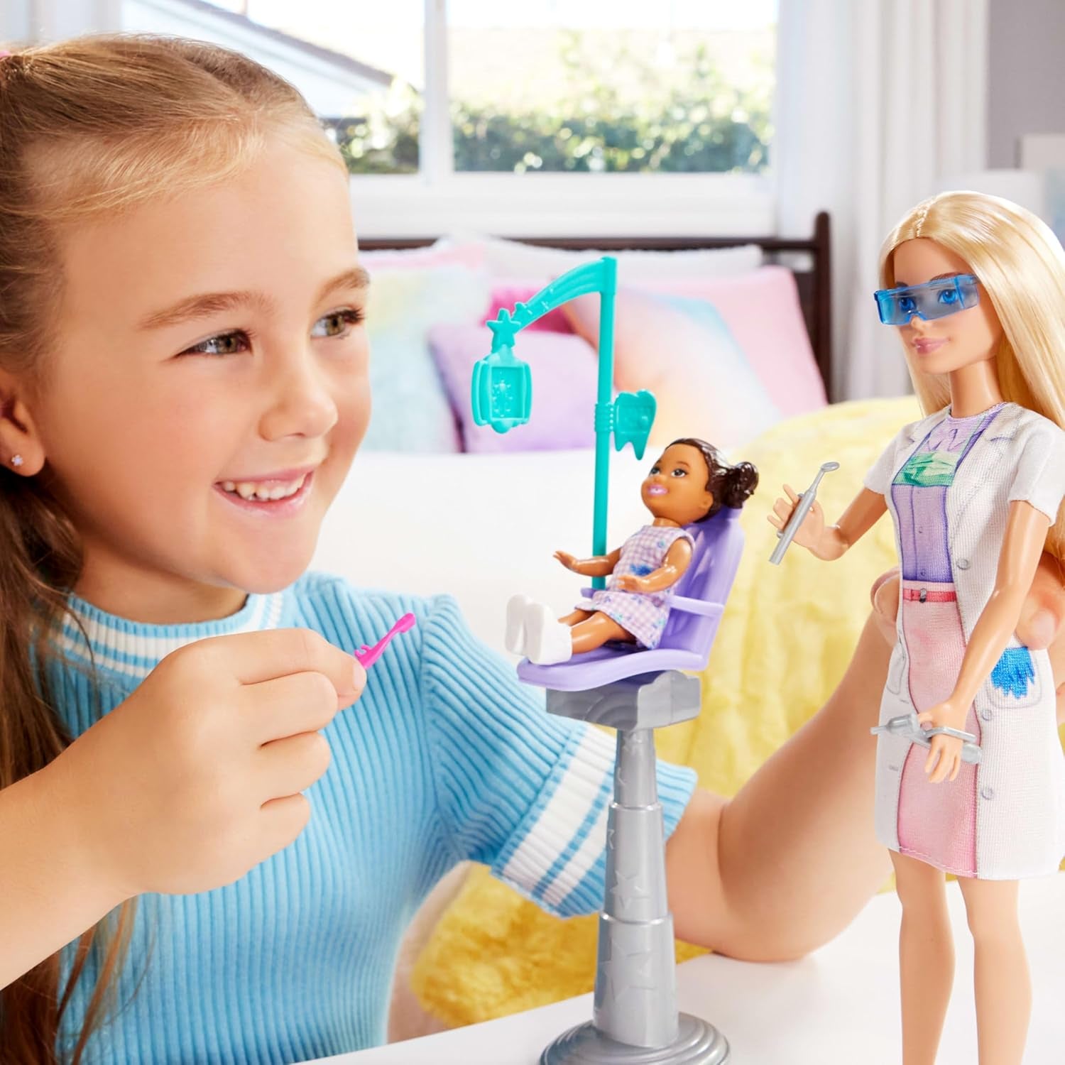 Poupée Barbie Dentiste, poupée mannequin aux cheveux blonds, robe bleue et blouse de laboratoire, 1 poupée enfant, accessoires d'examen et accessoires assortis, JCR74