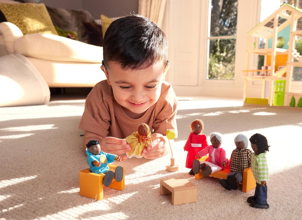 Hape Doll Family - Ensemble d'accessoires de maison de poupée en cuir foncé 6 pièces avec figurines en bois et en tissu, jeu de simulation, jouet éducatif, jouet d'apprentissage interactif pour enfants à partir de 3 ans