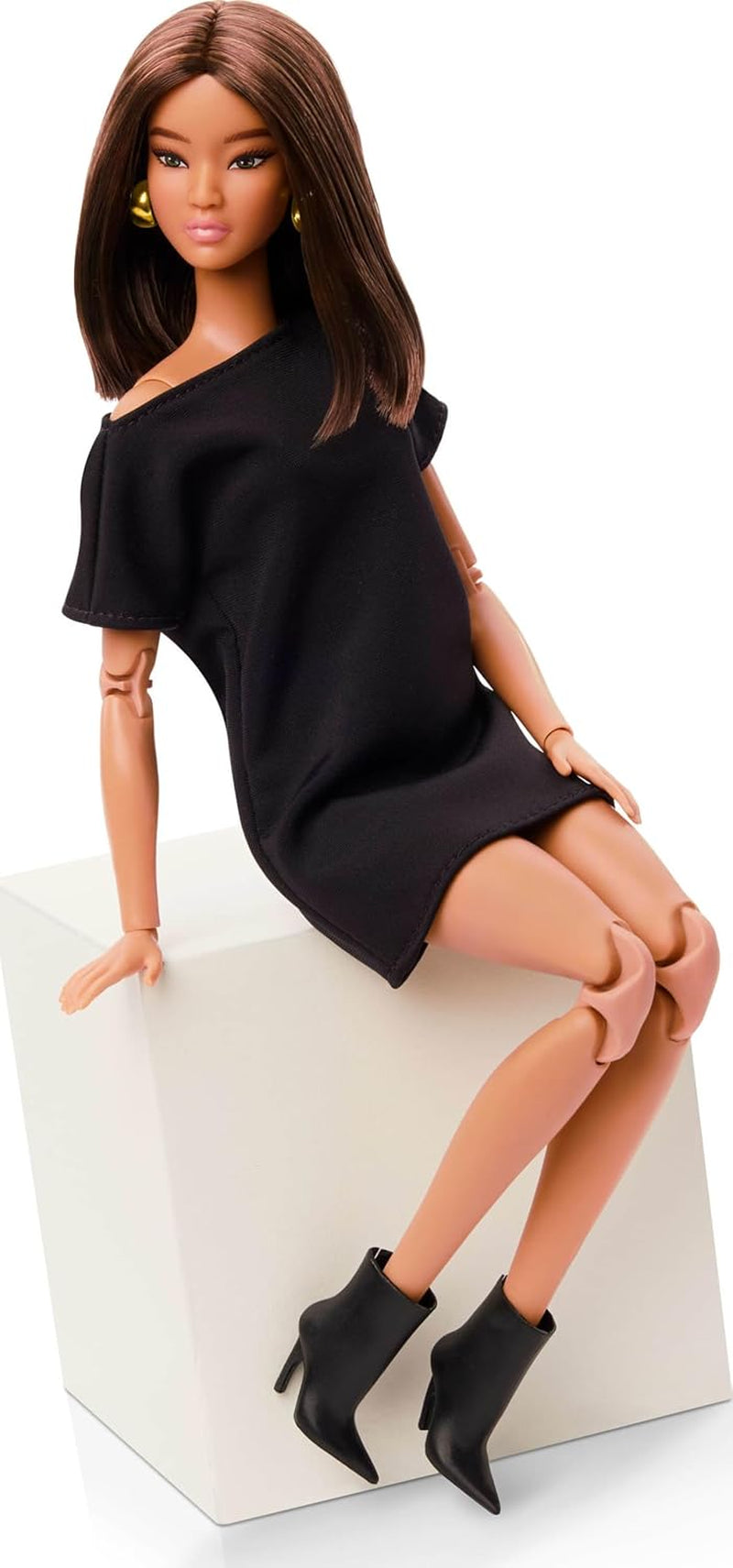 Barbie Basics Modèle 1 Poupée de collection avec cheveux bruns, mini robe et chaussures noires, taille unique, corps articulé tendance et tête interchangeable JBH72
