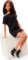 Barbie Basics Modèle 1 Poupée de collection avec cheveux bruns, mini robe et chaussures noires, taille unique, corps articulé tendance et tête interchangeable JBH72