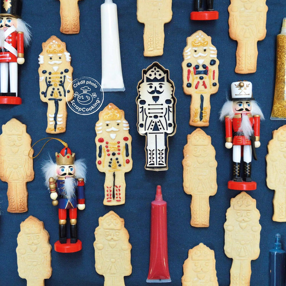 ScrapCooking - Set d'Emporte-pièces + Embosseur Casse-Noisette en Bois - Emporte-pièce de Noël en Acier Inoxydable pour Biscuits en Relief - Accessoire de Moule de Cuisson Sablé - Couleur Or - 2097