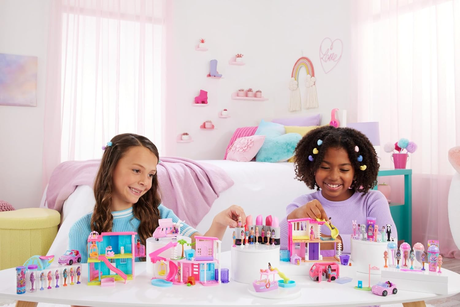 Barbie Mini BarbieLand Puppen- und Spielzeugfahrzeug-Sets, 1,5-Zoll-Puppe und ikonisches Spielzeugfahrzeug mit Farbwechsel-Überraschung, HYF40