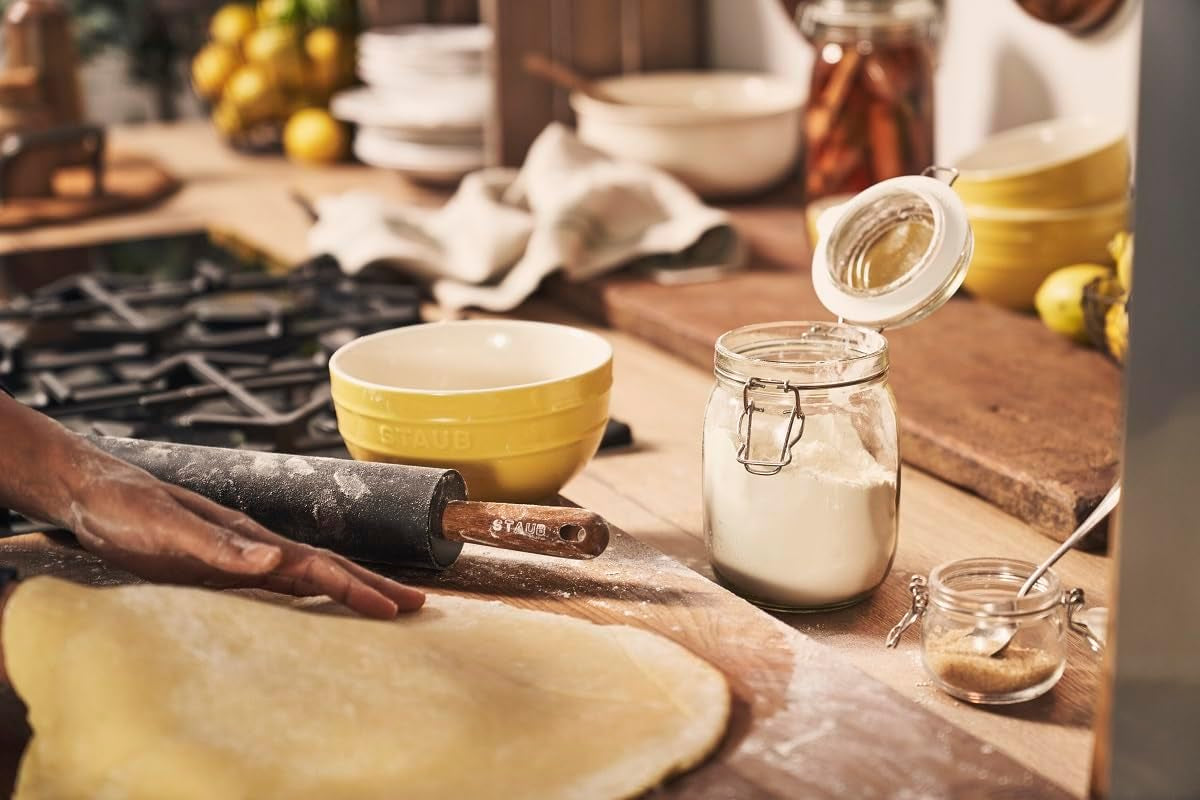 Rouleau à pâtisserie STAUB, Longueur : 45 cm, Largeur de rouleau : 26 cm, Silicone noir sans BPA et bois d'acacia, Manche ergonomique, Noir et marron