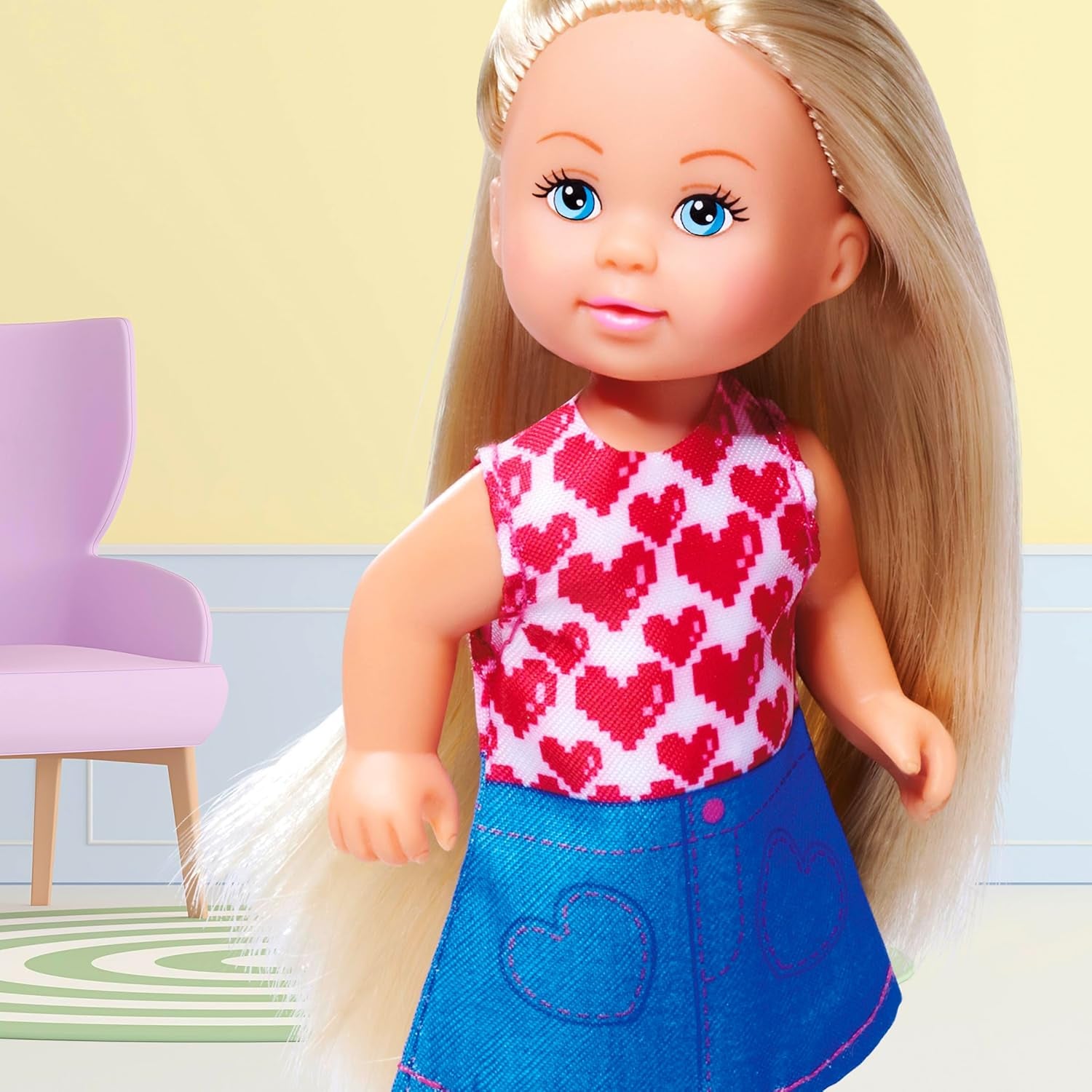 Poupée mannequin Simba Evi Love portant une jolie robe en jean, comprenant deux autres tenues avec d'adorables imprimés et des baskets, 12 cm, à partir de 3 ans