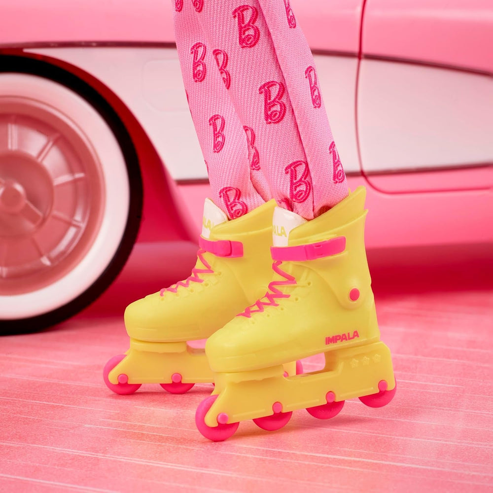 Barbie Ken-Sammelpuppe zum Barbie-Spielfilm, Ryan Gosling als Ken in rosafarbenem Overall mit B-Aufdruck, weißen Sneakern und bunten Inlineskates, JCP80