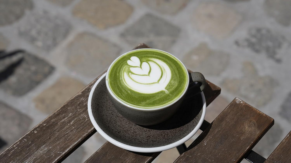 Matcha de qualité cérémonielle du Japon – Poudre de matcha 100 % naturelle, moulue à la main dès la première récolte, thé vert japonais original en boîte de 40 g – Qualité pure et traditionnelle