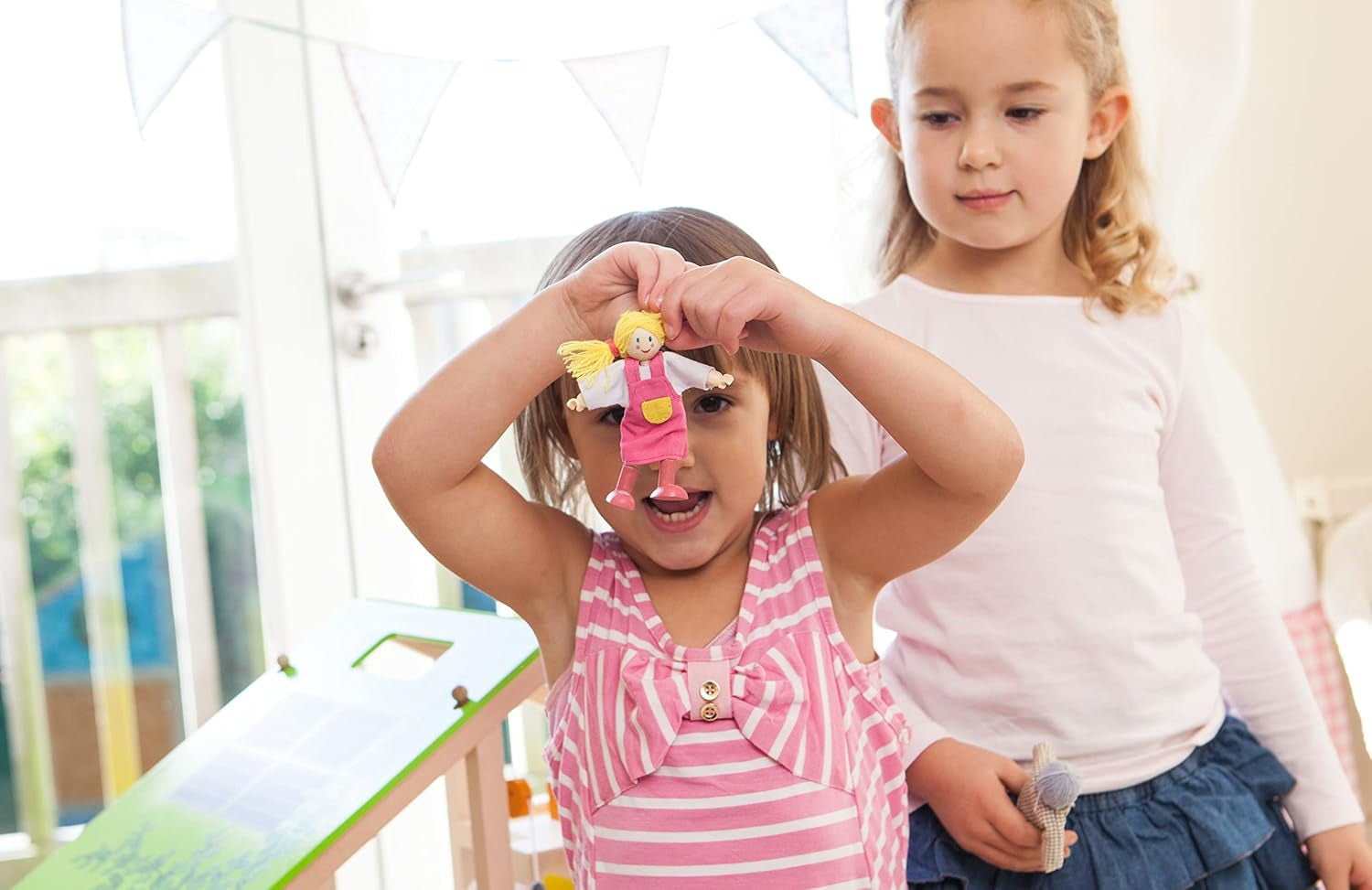 Hape E3401 Four Seasons House, Meublé et E3500 - Famille de poupées, peau claire