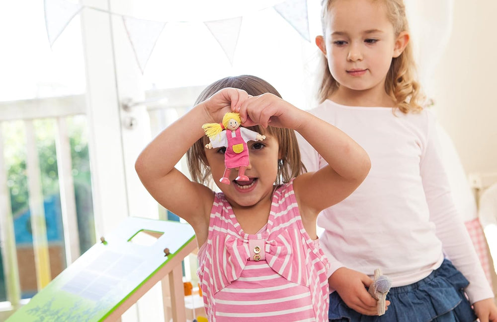 E3405 - Maison de poupée, Maison de poupée avec accessoires, en bois et E3500 - Famille de poupées, peau claire