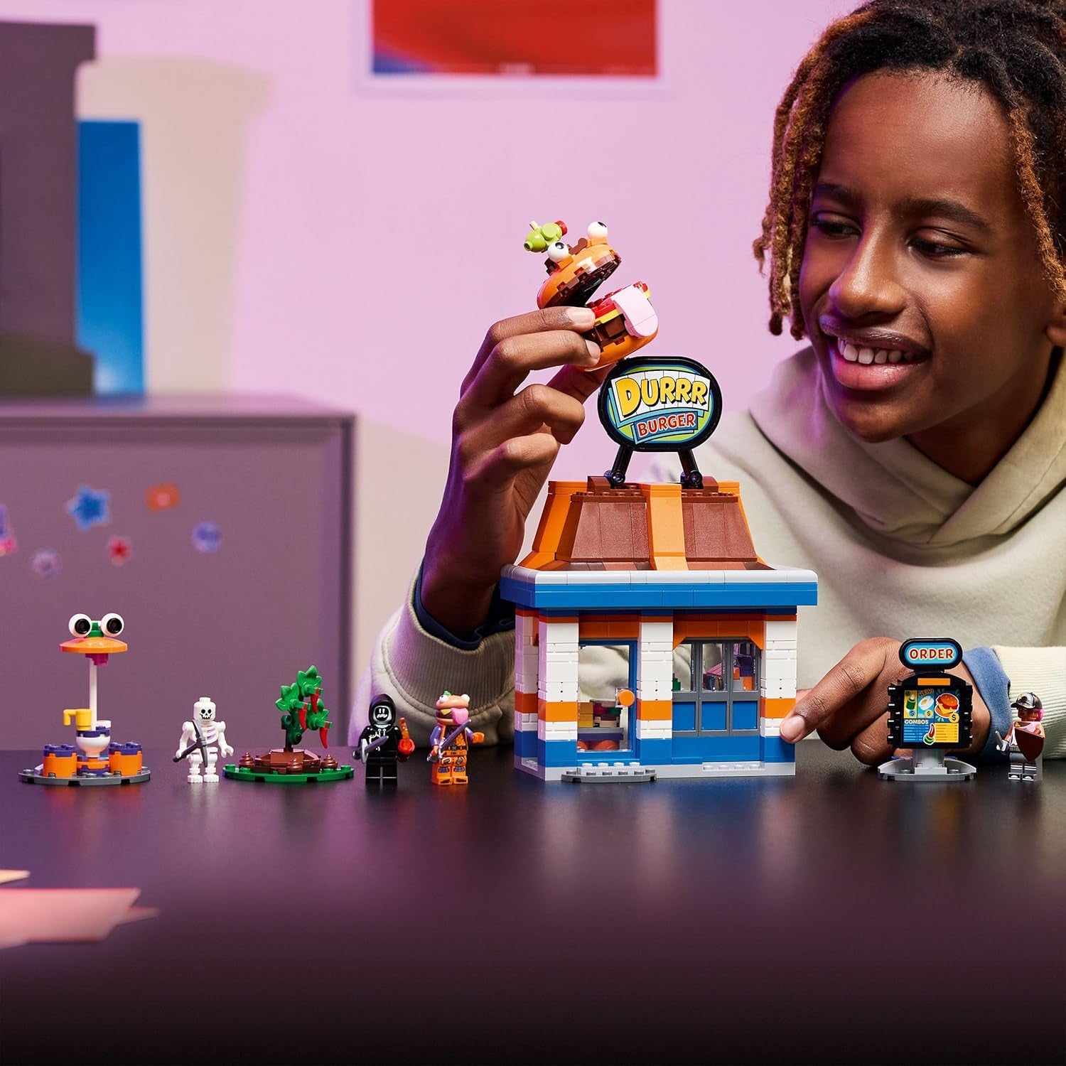 LEGO Fortnite Durrr Burger Restaurant - Jeu de jeu avec Strandbomber, Beefboss, Schmierfink et EIN Skelett Minifiguren - Ensemble de jeu de jeu pour jeunes et filles à partir de 10 ans - 77076